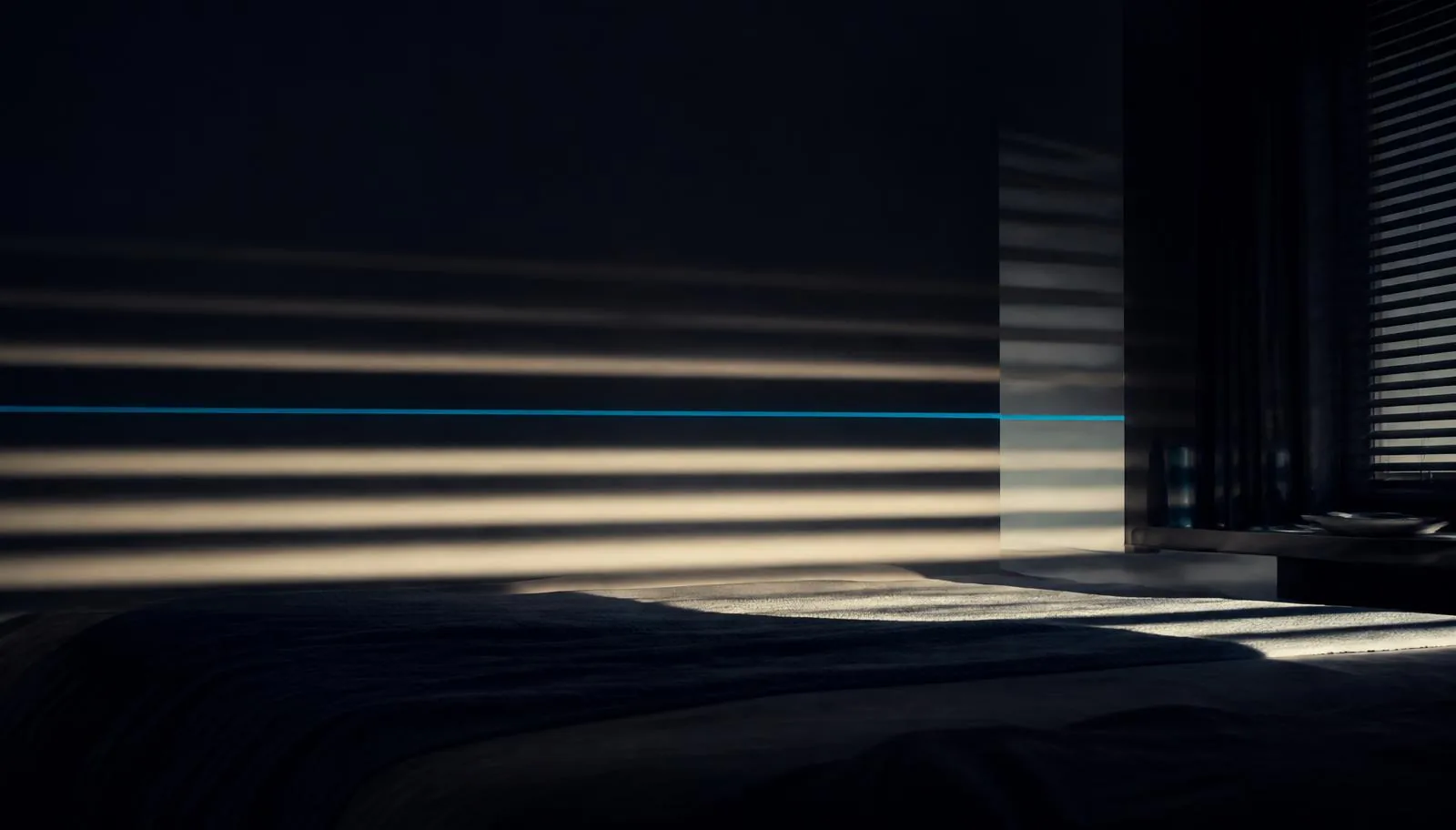 Bandas sucesivas de luz tenue cruzando una habitación a oscuras sobre una cama, con una fina línea cian horizontal.