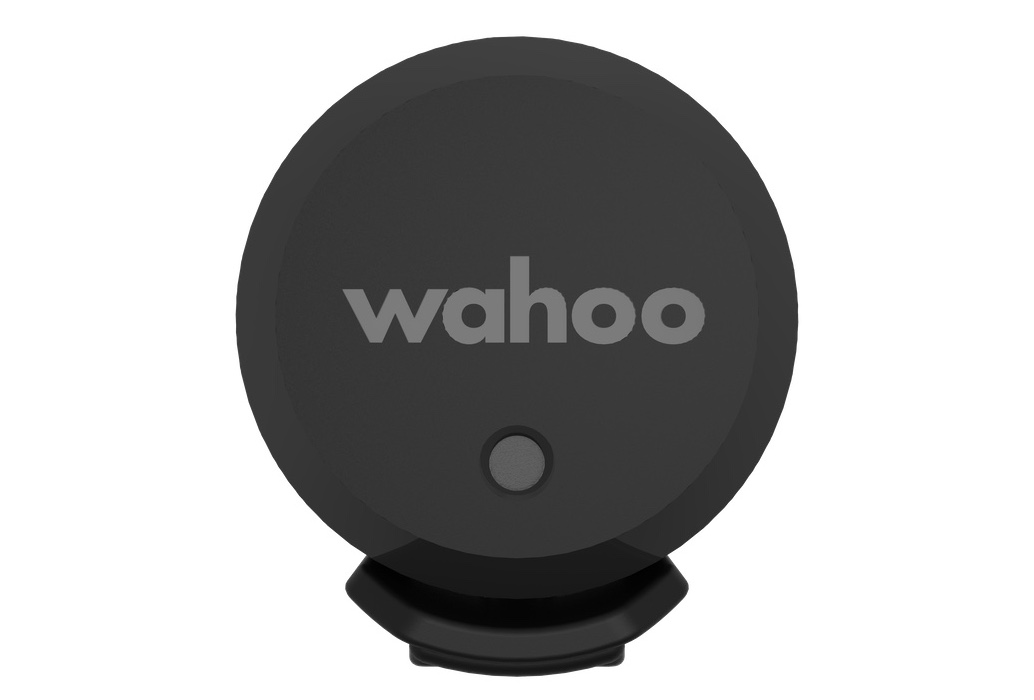 Sensor de velocidad Wahoo TRACKR SPEED, cuerpo circular negro con el logotipo de la marca, montado sobre su soporte de buje.