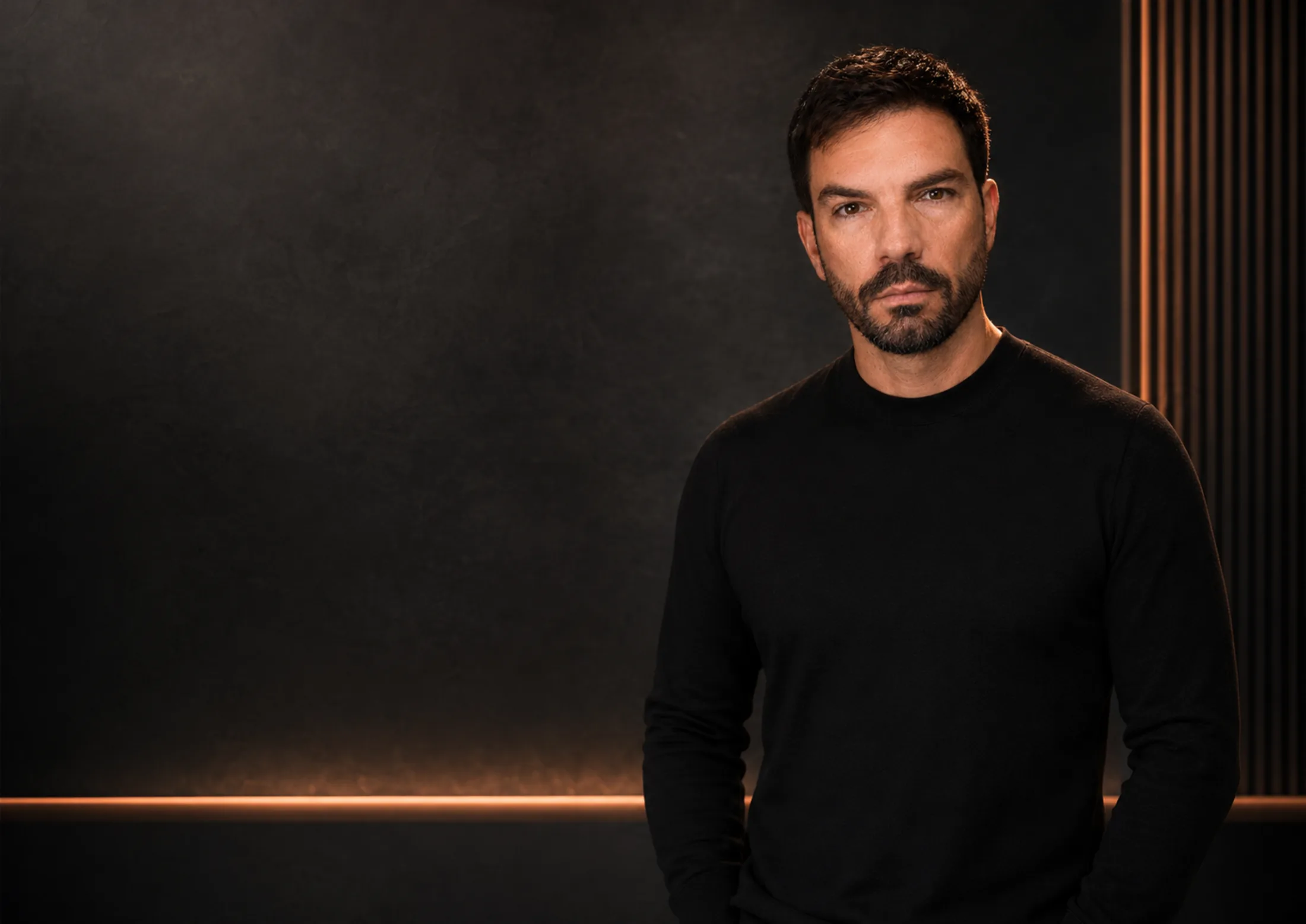 Constan, creador de Secretos del Cuerpo, retratado en clave editorial sobre fondo oscuro.